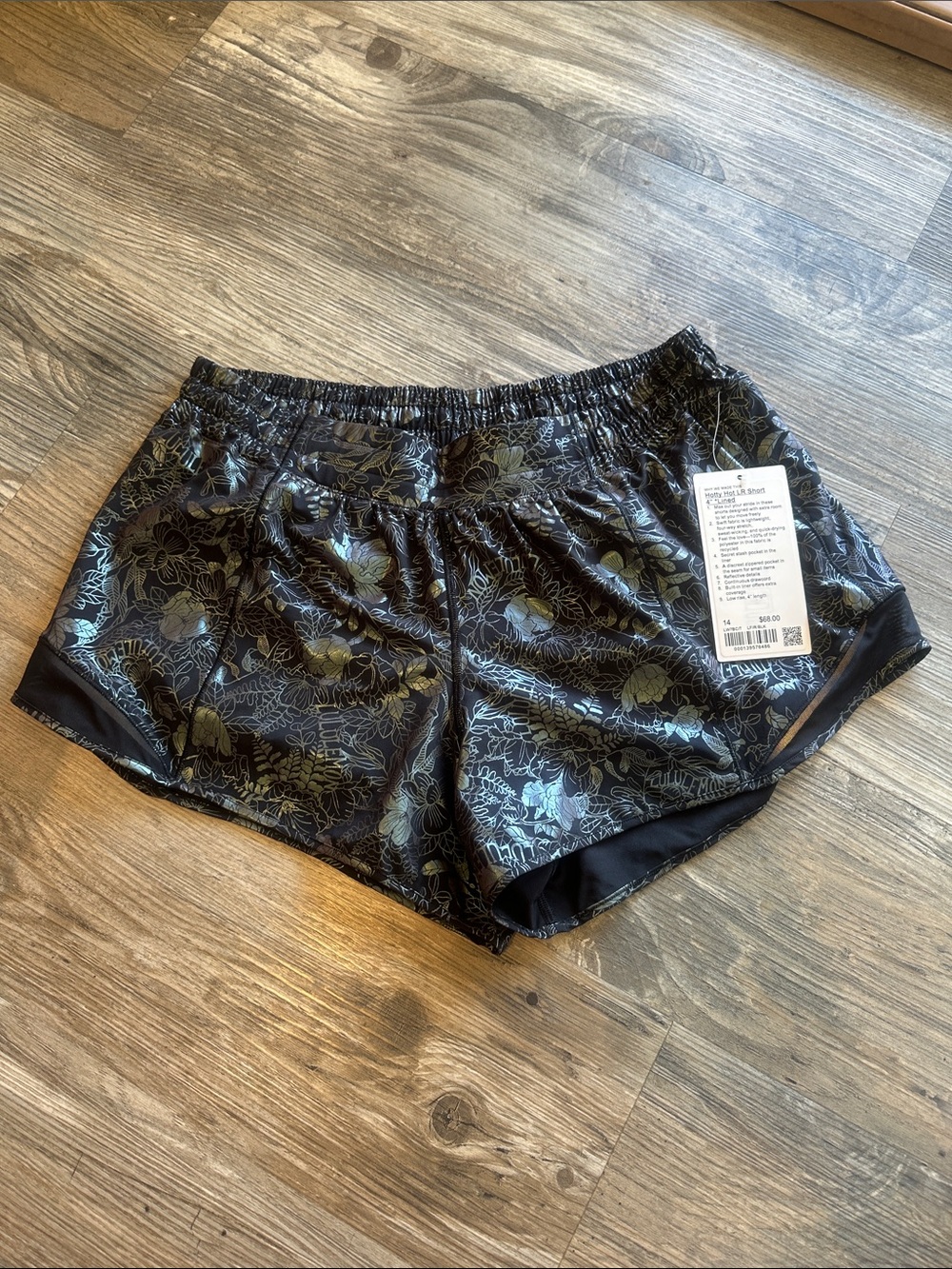 Lululemon Hotty Hot Low-Rise Short 4"
Logo Flourish Black Iridescent Foil Black